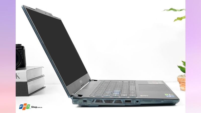 Kiểu dáng của laptop được thiết kế tinh tế với màu đen huyền bí