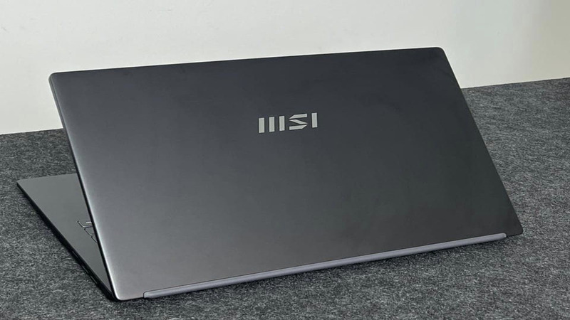 Laptop với màu đen sang trọng, hiện đại
