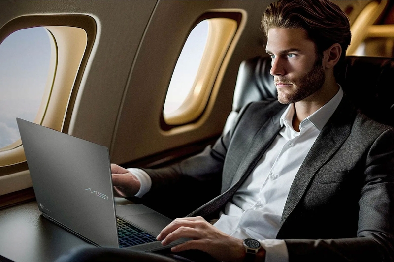 MSI Prestige N16 Flip AI+ sở hữu pin 99,9 Wh và trọng lượng khoảng 1,9 kg, đáp ứng nhu cầu làm việc khi di chuyển.
