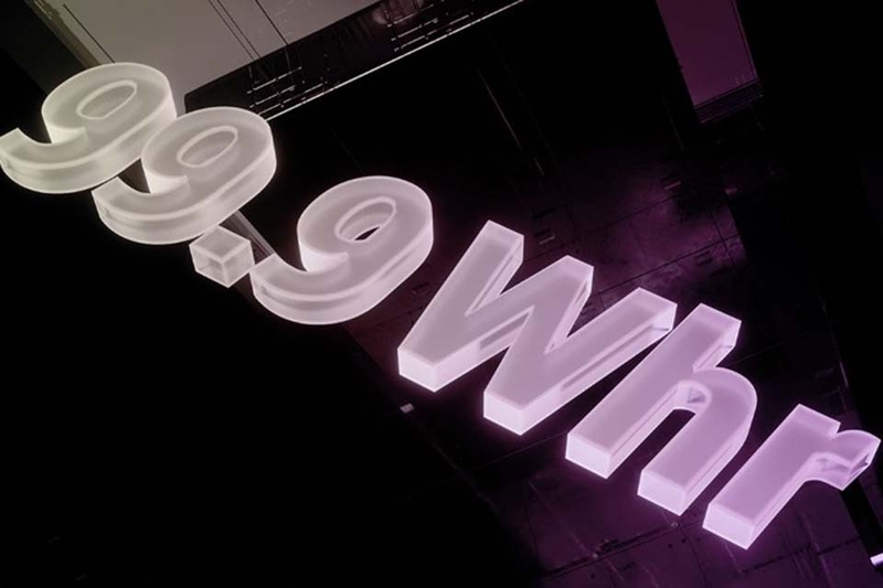 MSI Titan 18 HX AI A2XWJG-622VN pin lâu