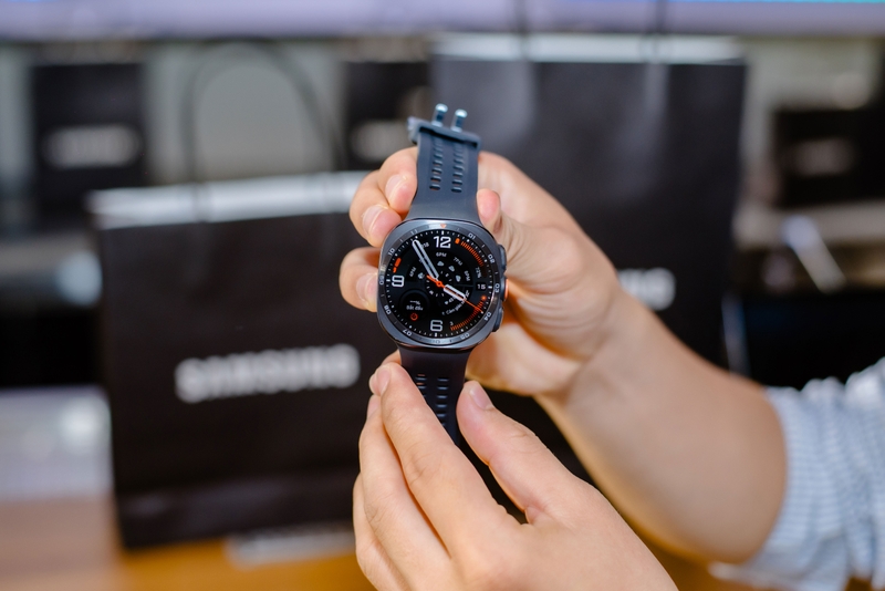 mua-galaxy-watch-ultra-2-cung-dien-thoai-samsung-giam-ngay-2-trieu-dong-210070-1.jpg