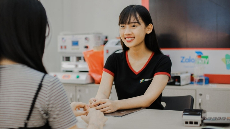 Nhân viên FPT Shop luôn sẵn sàng giải đáp mọi thắc mắc cho bạn