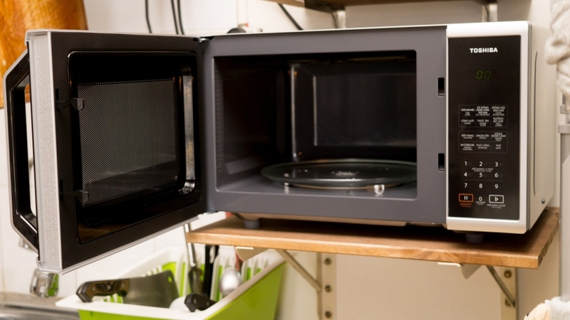 Cần dựa vào nhiều tiêu chí để chọn mua lò vi sóng
