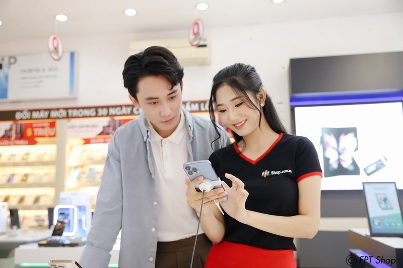 Nhân viên tư vấn nhiệt tình giúp khách hàng lựa chọn sản phẩm phù hợp