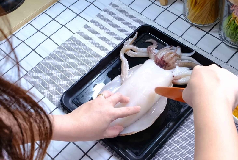 Dùng dao khứa nhẹ vài đường