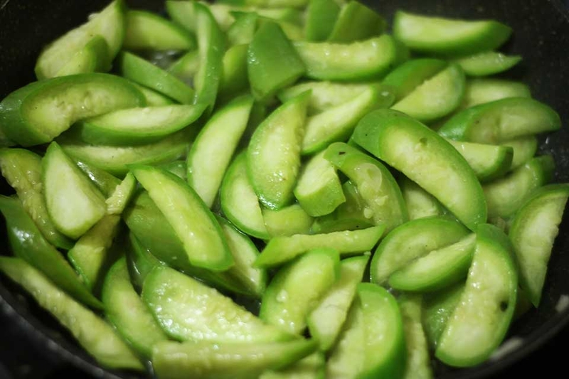 Cách làm mướp xào lòng gà - 03