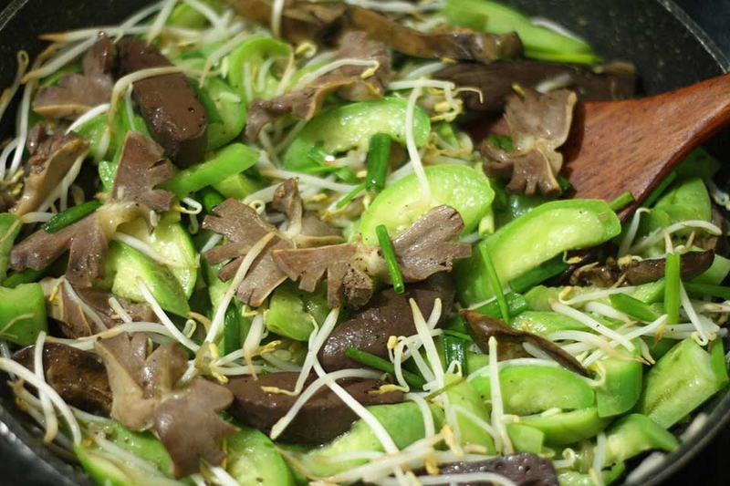 Cách làm mướp xào lòng gà - 02