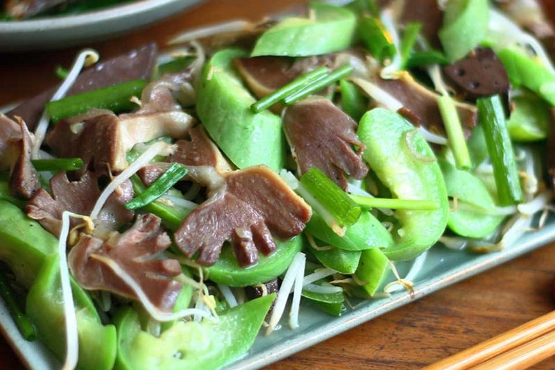 Cách làm mướp xào lòng gà - 01