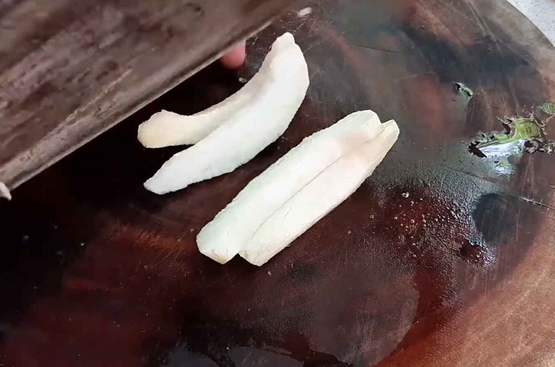 cắt ổi thành từng lát mỏng