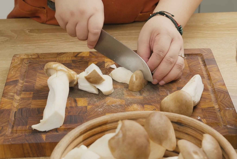 nấm đùi gà kho tiêu hình 2