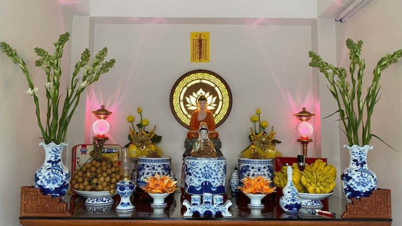 Bày trí bàn thờ tổ tiên