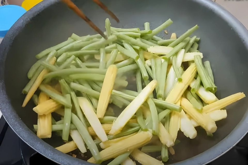 nâu bắp non xào đậu que