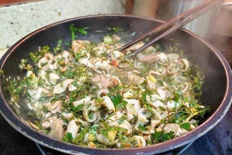 nấu canh lá đắng lòng lợn