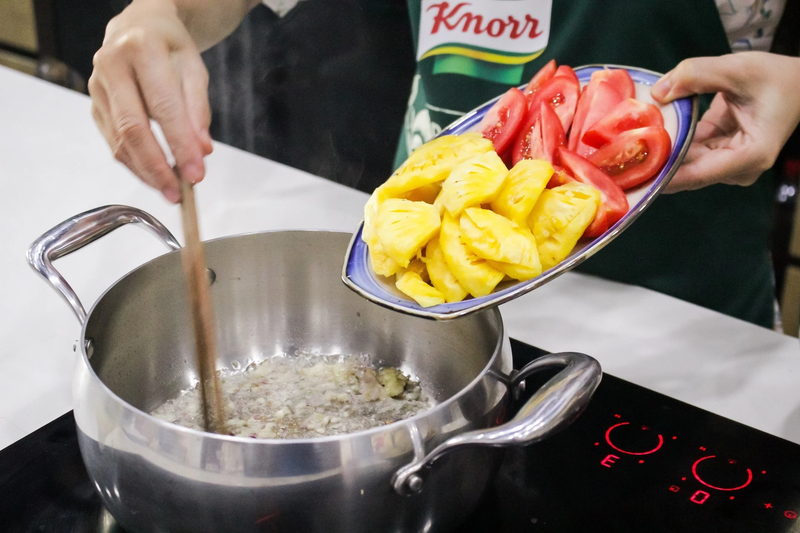 nấu canh ngao chua dứa 7