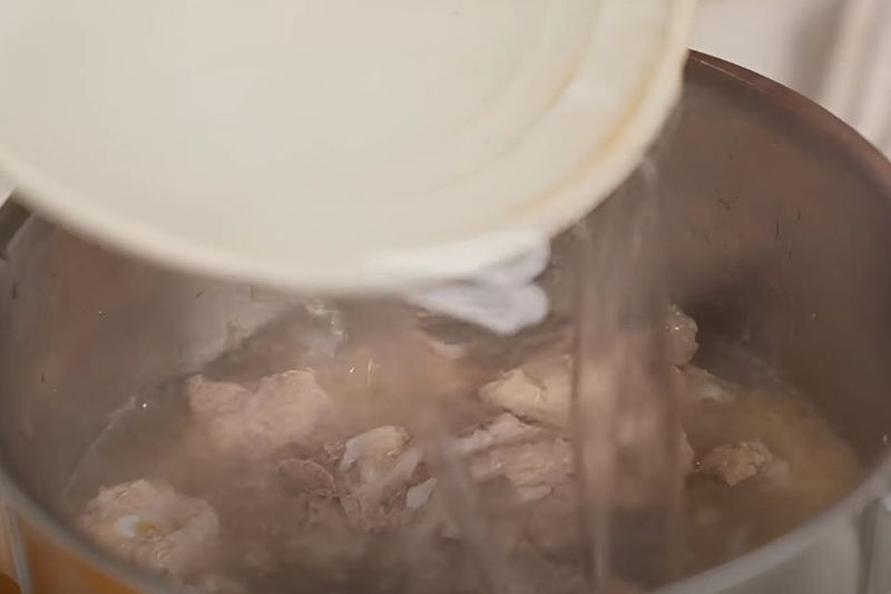 nấu nước dùng sườn