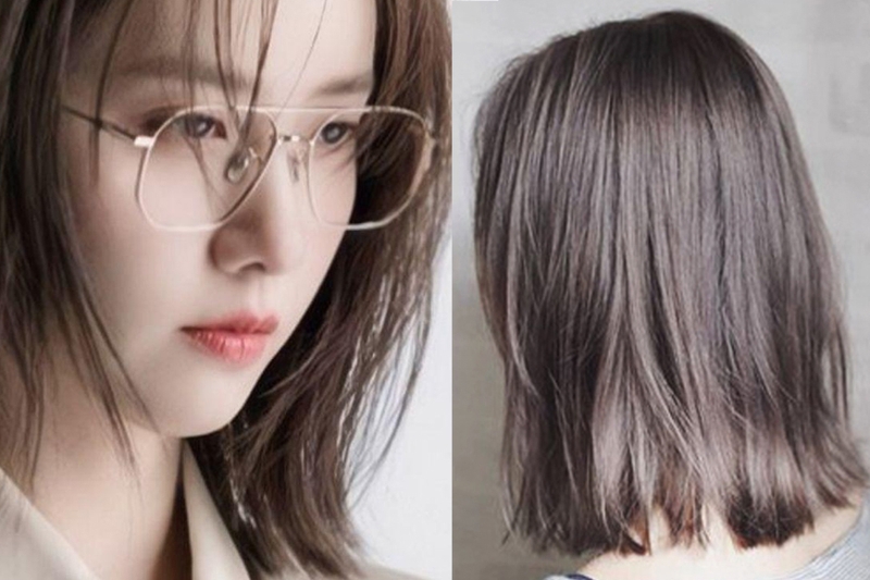 Tóc ngắn ngang vai tự nhiên màu nâu tro.