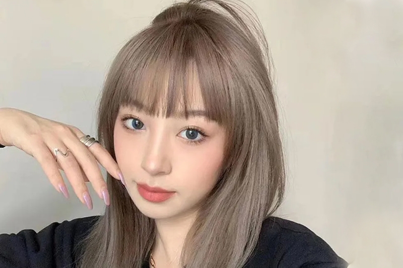 Tóc dài thẳng màu nâu tro.