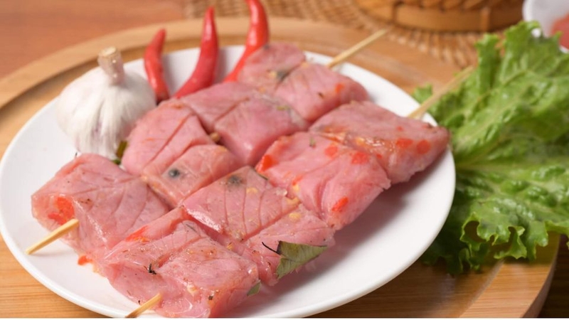 Bước 5: Thưởng thức nem chua