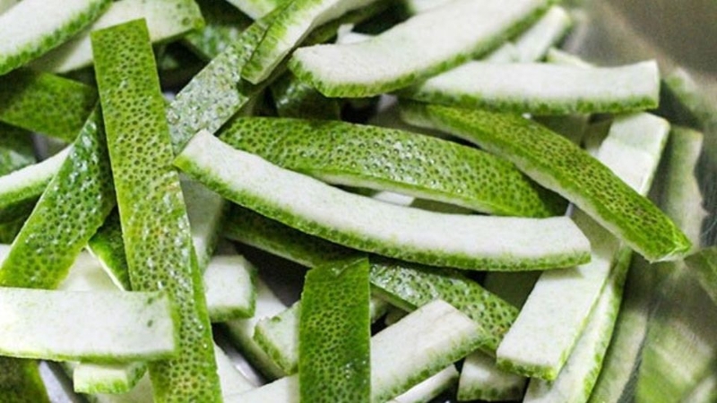 Bước 1: Sơ chế vỏ bưởi
