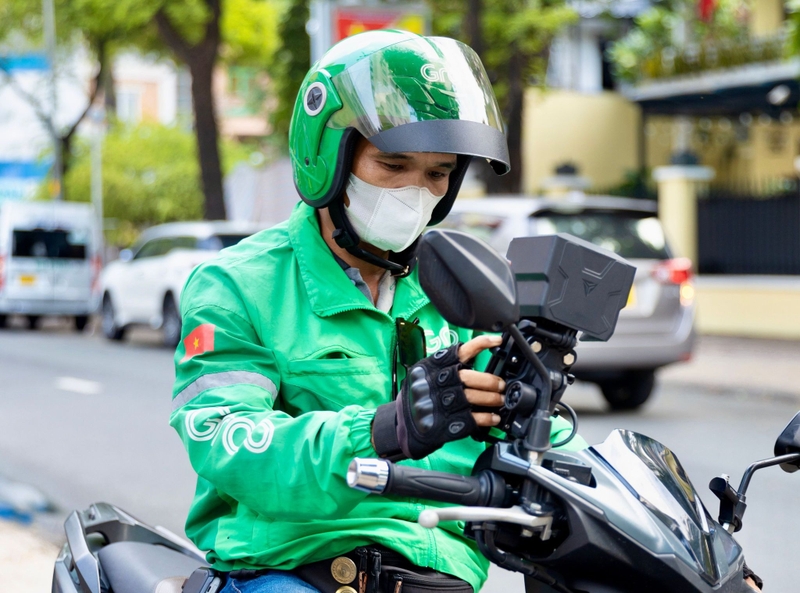 Nên chạy Grab hay VinFast 5