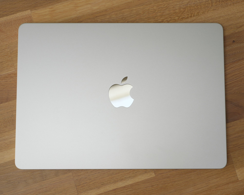 Nên chọn iPad Air hay MacBook Air 2