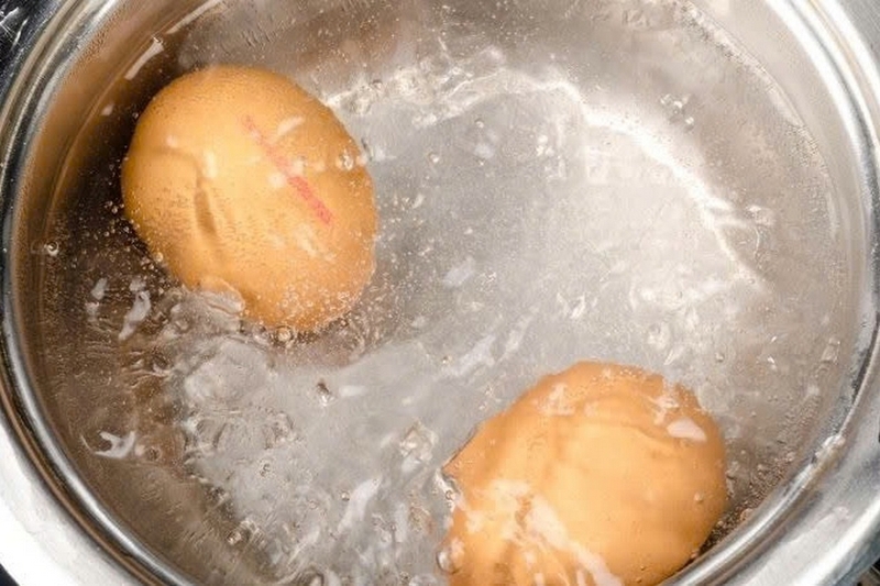 Nên đậy hay mở vung khi luộc trứng ảnh 1