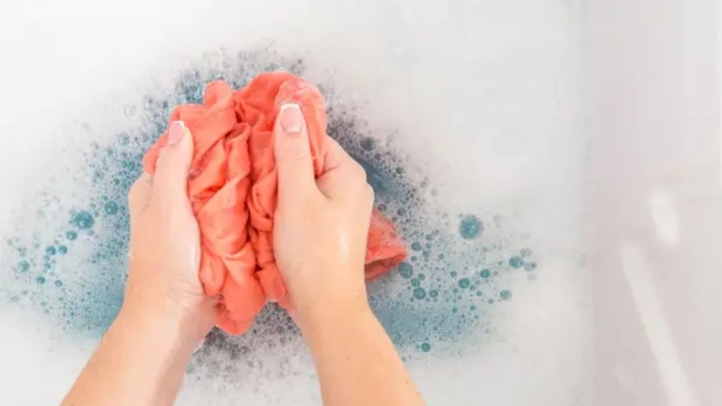 Nên dùng nước giặt, bột giặt hay viên giặt? 4