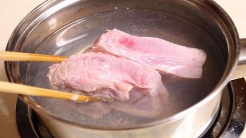 Nên luộc thịt bằng nước sôi hay lạnh? 2