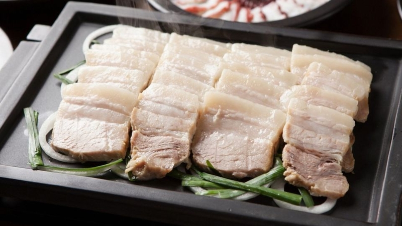 Nên luộc thịt bằng nước sôi hay lạnh? 5