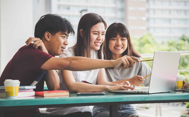 Nên mua laptop hay máy tính bảng cho sinh viên 1