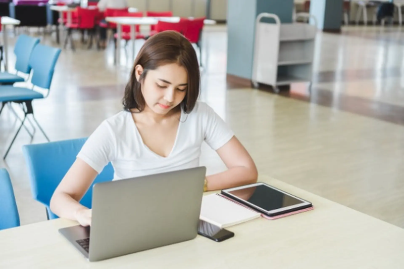 Nên mua laptop hay máy tính bảng cho sinh viên 7