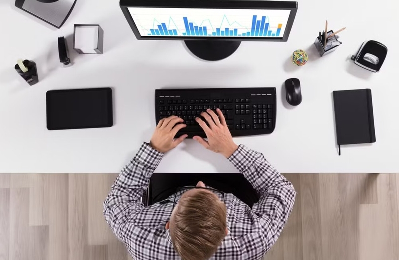 Nên ngồi cách màn hình máy tính bao xa 11