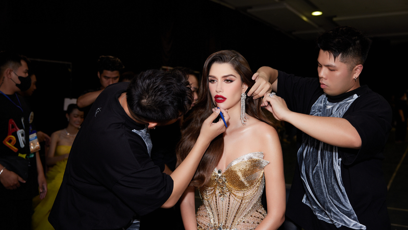 Trang điểm và tạo kiểu tóc