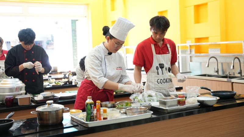 Để học Quản trị nhà hàng và dịch vụ ăn uống, bạn có thể theo khối D1, A1, D14, D96