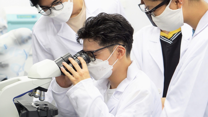 Sinh viên chuyên ngành Vi sinh vật học