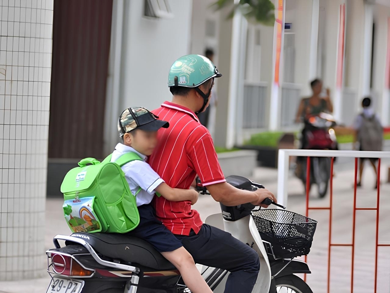 người ngồi sau không đội mũ bảo hiểm hình 1