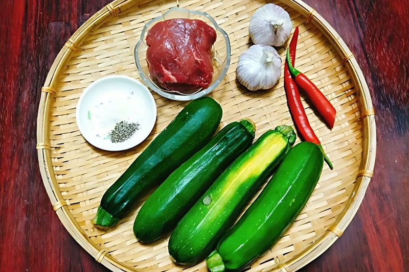 nguyên liệu bí ngòi xào thịt bò