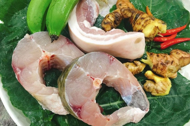 nguyên liệu cá trắm kho chuối xanh