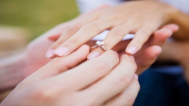 Nhẫn cầu hôn đeo ngón nào? 1