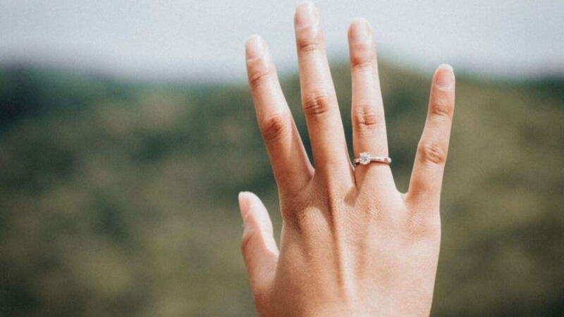 Nhẫn cầu hôn đeo ngón nào? 2
