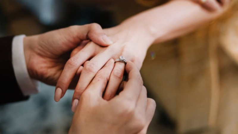 Nhẫn cầu hôn đeo ngón nào? 3