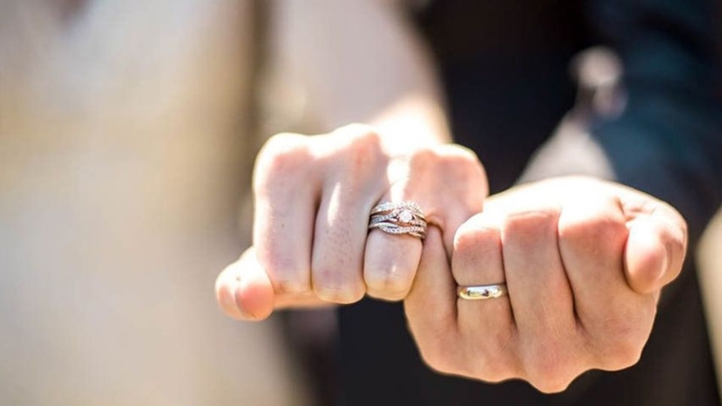 Nhẫn cầu hôn đeo ngón nào? 4