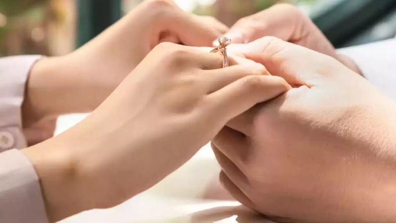 Nhẫn cầu hôn đeo ngón nào? 6
