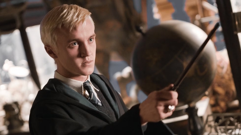 Draco Malfoy thuộc nhà Slytherin và có cha là Tử Thần Thực Tử