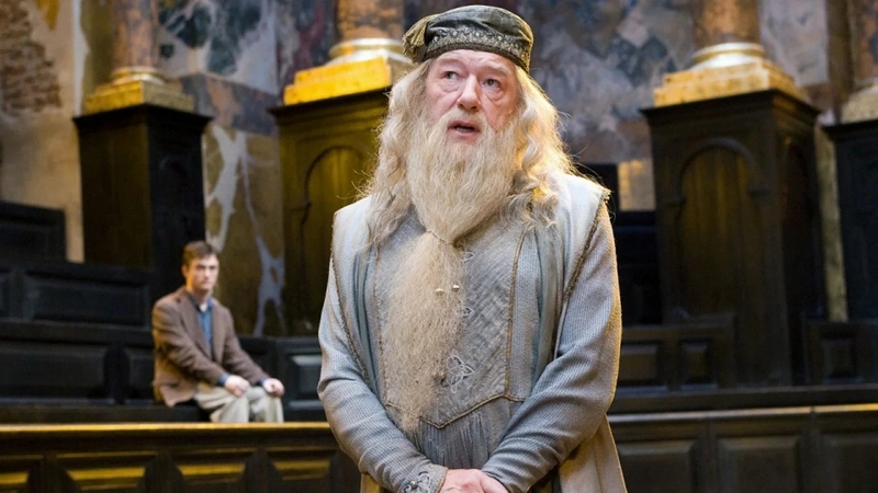 Cụ Dumbledore là hiệu trưởng đáng kính và là một phù thuỷ mạnh mẽ, đôn hậu, tốt bụng và chính trực