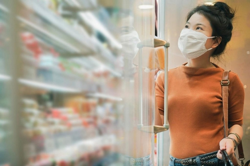 nhân viên trưng bày sản phẩm ảnh 1