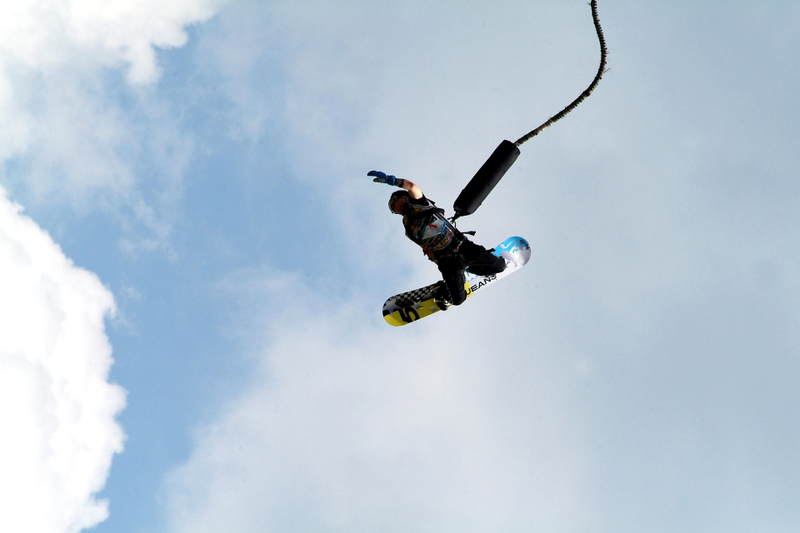 Nhảy bungee có nguy hiểm không?