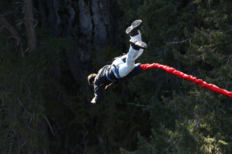 Vì sao nhảy bungee được nhiều người yêu thích?
