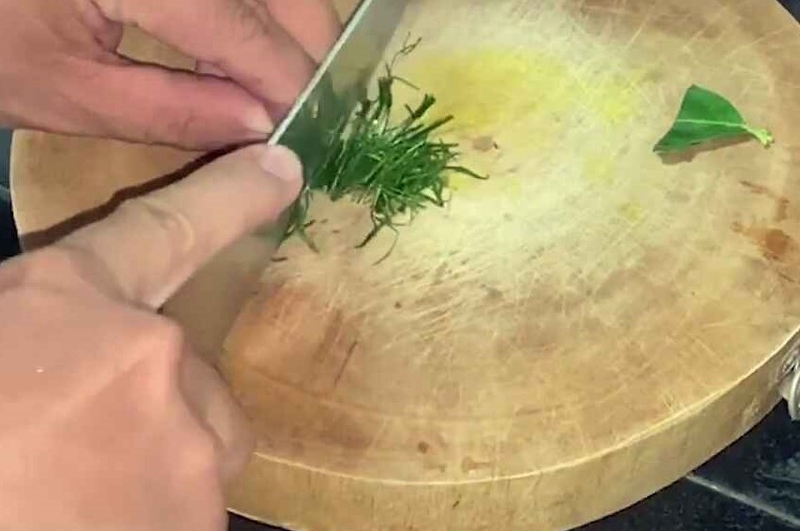 Dùng dao thái lá chanh thành sợi mỏng