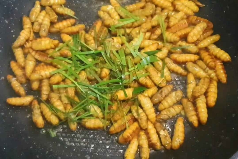Cho lá chanh thái sợi vào